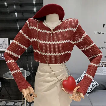Вязаная рубашка в винтажную полоску в ленивом стиле для женщин осенью 2023 года, новый пуловер с открытыми плечами, короткий топ с высокой талией