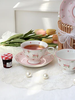 Керамические кофейные чашки и блюдца Ins Gentle French Rose Rabbit можно использовать для домашнего послеобеденного чаепития.